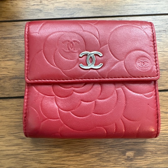 Chanel Camellia Wallet with COA & Box - Picture 1 of 4